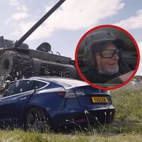 ¿Qué hace un abuelo de 100 años aplastando un Tesla con un tanque? La protesta contra Elon Musk que ahora es un cuadro