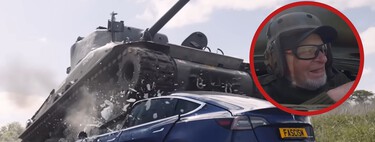 El abuelo de 100 años que se subió a un tanque para reventar un Tesla: "Hemos aplastado al fascismo antes y lo haremos de nuevo"