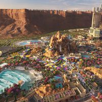 Los amantes de las montañas rusas ya pueden subirse a una de las más deseadas del mundo y está dentro de un parque lleno de récords