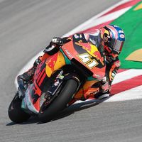 Brad Binder muestra el resurgir de KTM en Moto2 en unos entrenamientos donde Ekky Pratama dio el susto