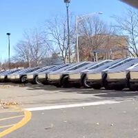 Tesla não sabe mais o que fazer com Cybertrucks que não vendem e decide empilhá-los em estacionamento de shopping, mas prefeitura da cidade está farta 