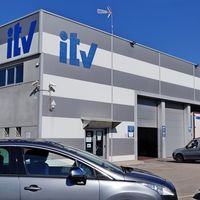 El fraude de las pegatinas de la ITV: llevar una que pertenezca a otro coche es delito, según el Tribunal Supremo