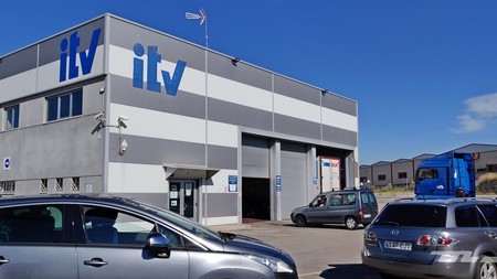 El fraude de las pegatinas de la ITV: llevar una que pertenezca a otro coche es delito, según el Tribunal Supremo