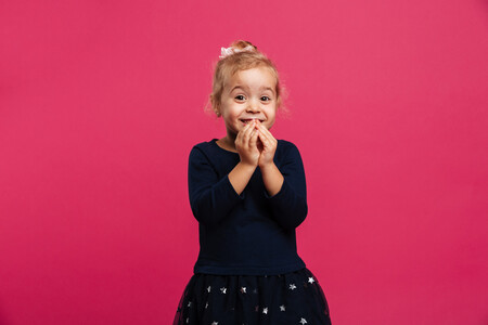 niño se ríe cuando le regañas