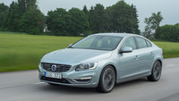 El Volvo S60 estrena motores tetracilíndricos 2.0 T6 y 2.0 D4
