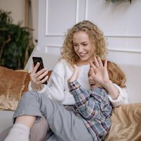 Cómo enseñar a los niños a saludar y despedirse de forma educada pero respetando lo que ellos sienten 