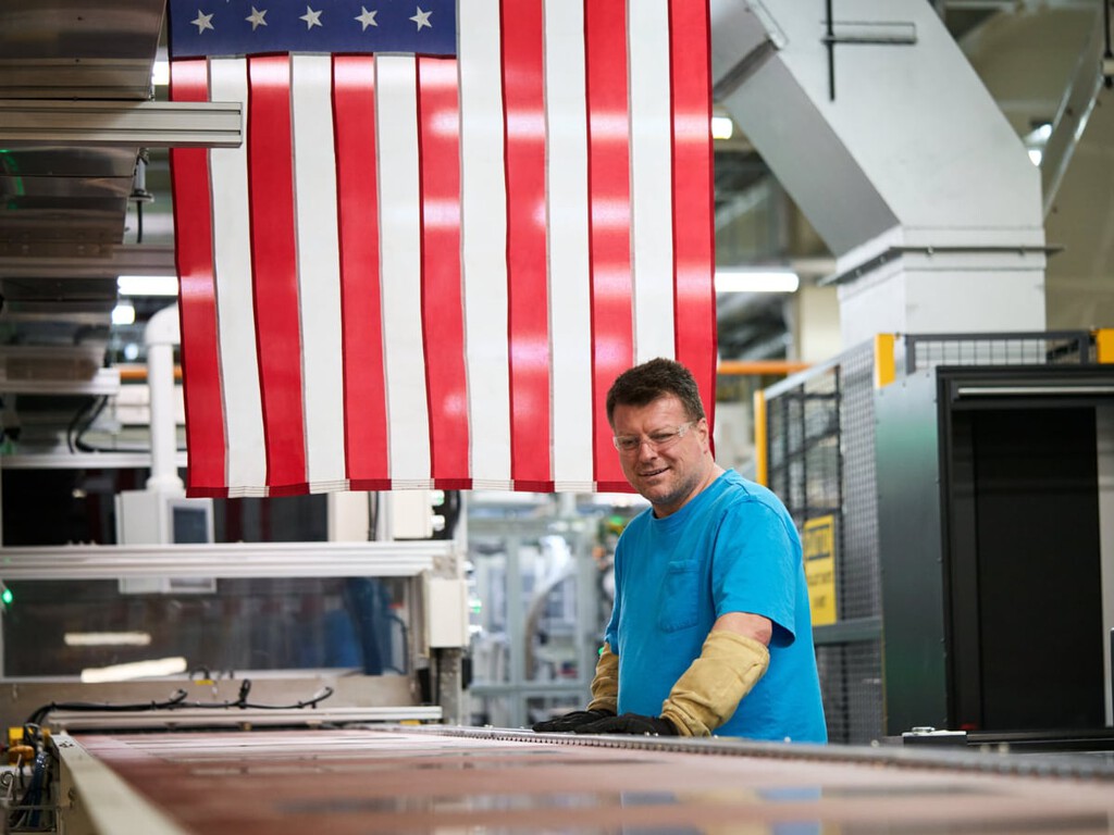 Vuelve el cortejo a Donald Trump. Apple se lleva la fabricación de un icónico Mac a Estados Unidos para intentar sobrevivir a la guerra de aranceles