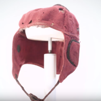 De la tela a la fibra de carbono y kevlar, así han evolucionado los cascos.