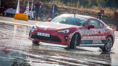 El Toyota GT86 bate un nuevo récord Guinness al drift más largo: 168 kilómetros