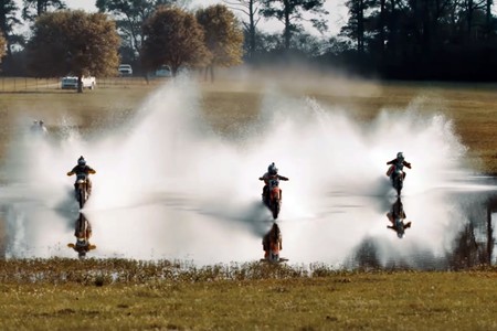 ¡Diversión pura a la americana! Travis Pastrana la vuelve a liar corriendo contra leyendas del motocross
