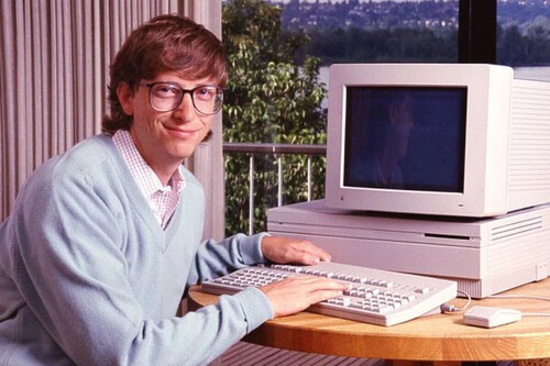 Em 1984, Bill Gates afirmou que o Macintosh "era o futuro da computação"; o que a Apple não previu foi que a Microsoft se tornaria sua verdadeira inimiga
