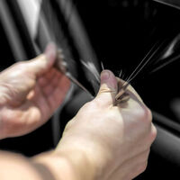 Nunca debes pegar nada en la ventana trasera de tu auto: puede causar un daño muy caro de reparar