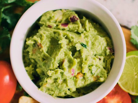 Cómo hacer una salsa cremosita con chiles en vinagre enlatados y 4 ingredientes: ideal para acompañar tus antojitos o botanear