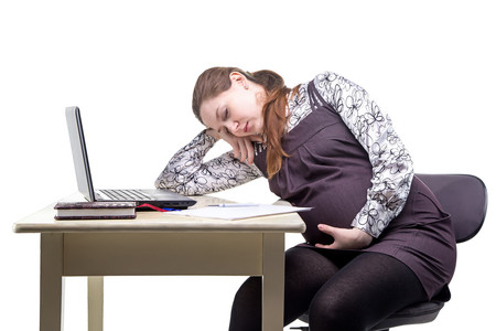 Hay mayor riesgo de crecimiento fetal reducido y de embarazo prolongado cuando la madre tiene un trabajo por turnos