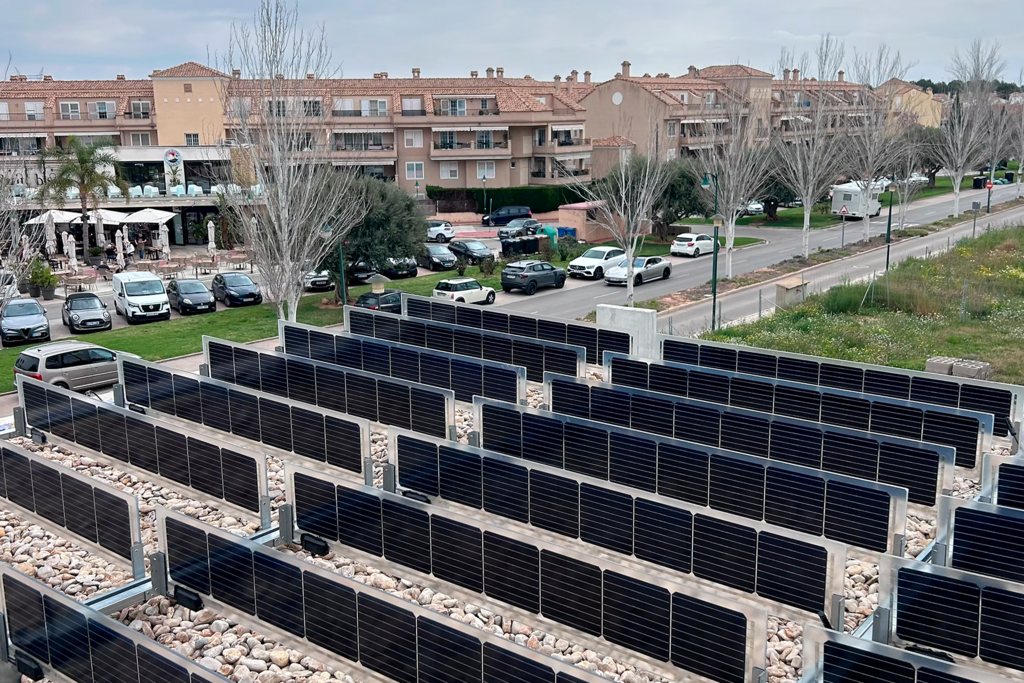 ¿Y si nos hemos equivocado con la orientación de los paneles? Dos proyectos en la Comunidad Valenciana lo están probando 