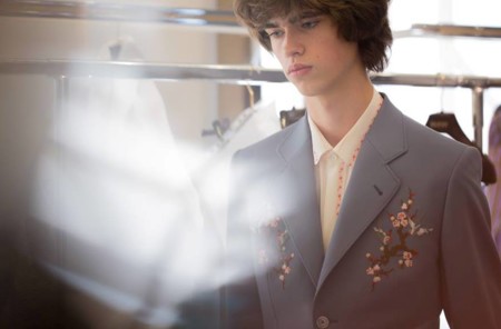 Gucci presenta colección masculina entre flores, moños y encaje en Milán