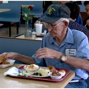 Hay historias de amor que nos dejan sin palabras: tras 63 años juntos este viudo siempre a sale a comer con la foto de su mujer 
