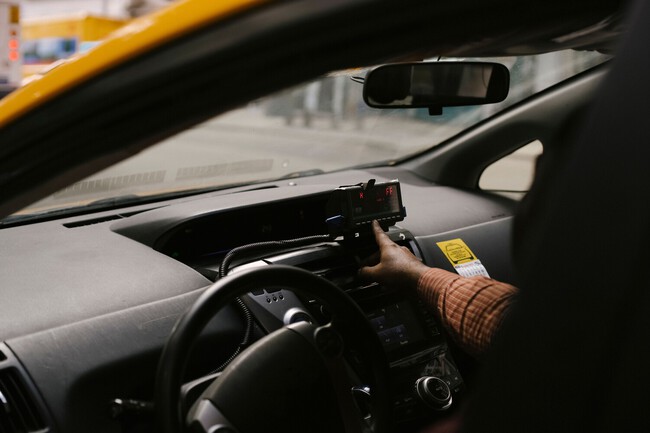 Le despiden tras 18 años y se queda sin capitalizar el paro tras pagar 48.000 euros por una licencia de taxi: el TSJ confirma que provocó su despido