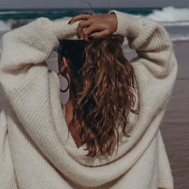 Vuelven los cárdigans: la prenda de entretiempo más cómoda y suave que llevaremos sin parar toda la temporada 