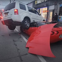 Nuevo miedo desbloqueado: Estacionarte frente a un deportivo, confundir un pedal y terminar por usarlo de rampa