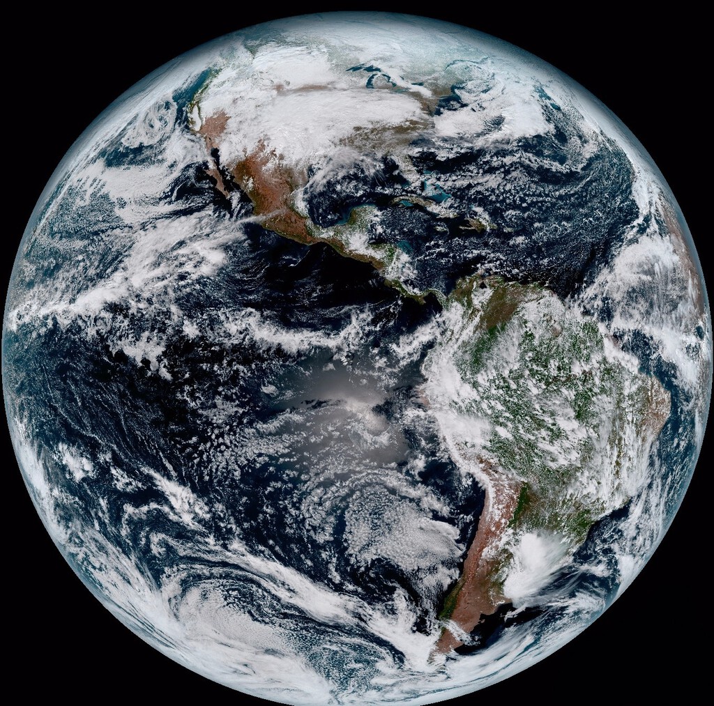 Hace 24 años, la Tierra era simétrica. Ahora el hemisferio norte es "inequívocamente" más oscuro que el hemisferio sur