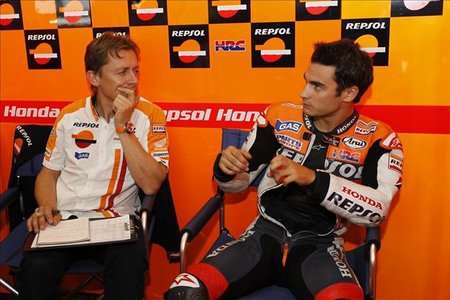 Dani Pedrosa hablando con sus mecánicos