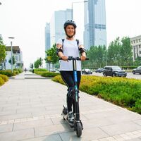 Casco obligatorio en patinetes eléctricos y para ciclistas: la DGT recuerda cómo elegir el adecuado