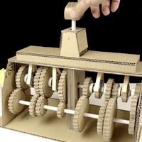 Alguien con cartón, habilidad y mucha paciencia ha hecho una caja de cambios de siete marchas (y otras máquinas alucinantes)