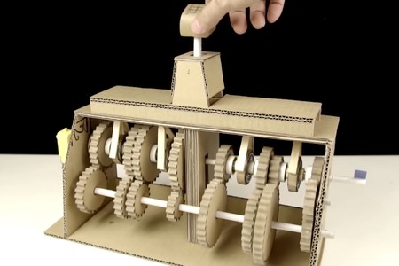 Alguien con cartón, habilidad y mucha paciencia ha hecho una caja de cambios de siete marchas (y otras máquinas alucinantes)
