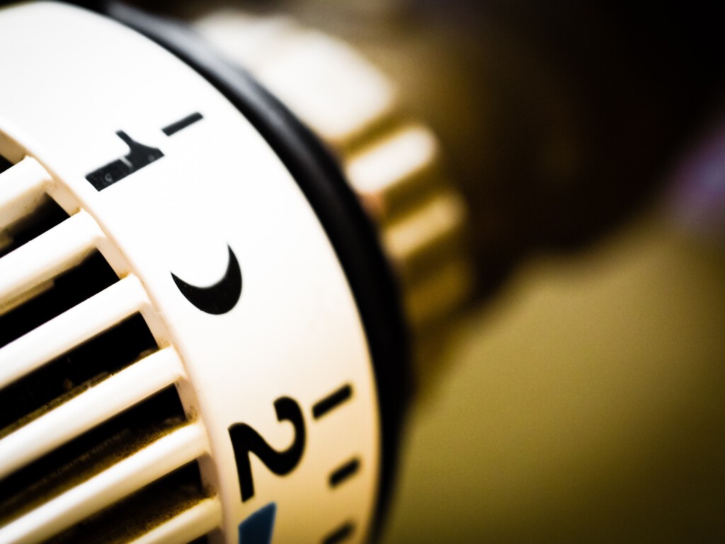 Todo el mundo quiere ahorrar calefacción mirando la temperatura y las horas de uso. Hay otro factor igual (o más importante)
