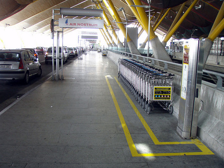 Aena comenzará a cobrar por el uso de los carros para el equipaje