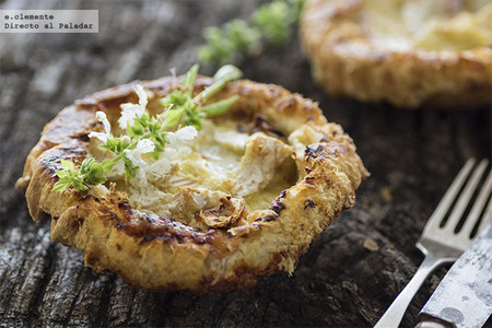Minitartas tatin de manzana con camembert. Receta