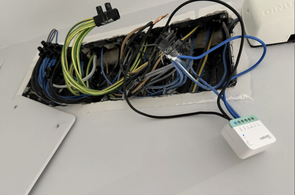 Dile esto a tu electricista antes de que acabe la reforma: el cable 'extra' que necesitas para tener una casa inteligente