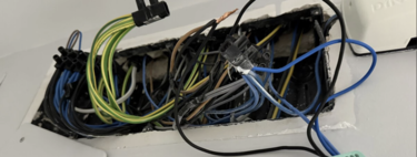 Dile esto a tu electricista antes de que acabe la reforma: el cable 'extra' que necesitas para tener una casa inteligente