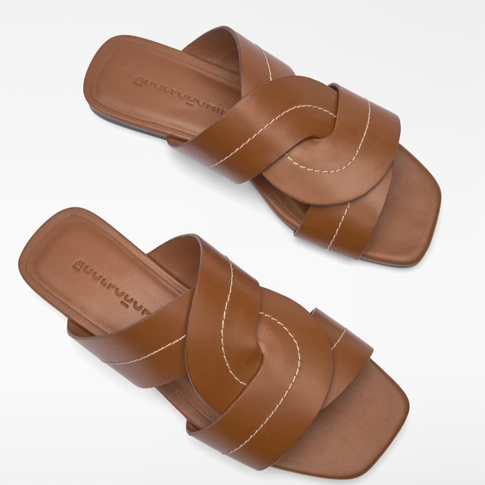 Adolfo Dominguez
Sandalias planas de mujer en piel responsable con tiras entrelazadas