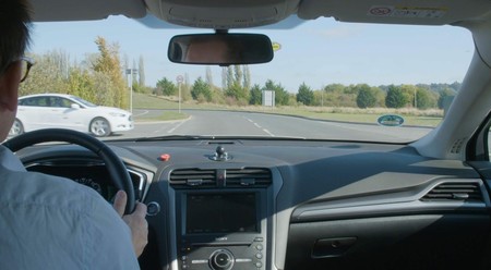 Así se imagina Ford un futuro en el que los coches conectados se coreografíen para no esperar semáforos nunca más