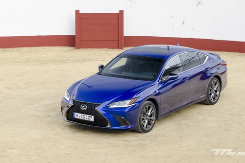 Probamos los Lexus ES 300h y RC 300h: dos coches híbridos de lujo y sofisticados, pero poco emocionantes