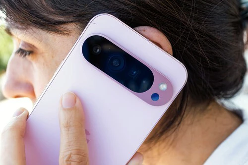 Foto de una persona hablando por teléfono