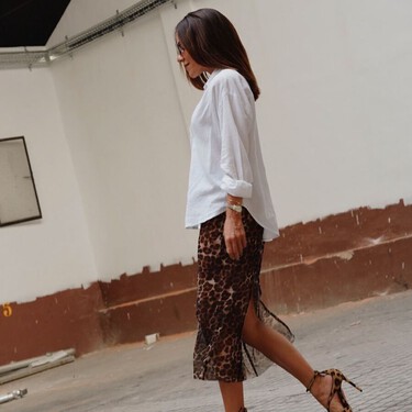 Ni vaqueros, ni pantalones lisos: las faldas estampadas que arrasan esta primavera 2026 y van con todo en Zara, Mango y más 