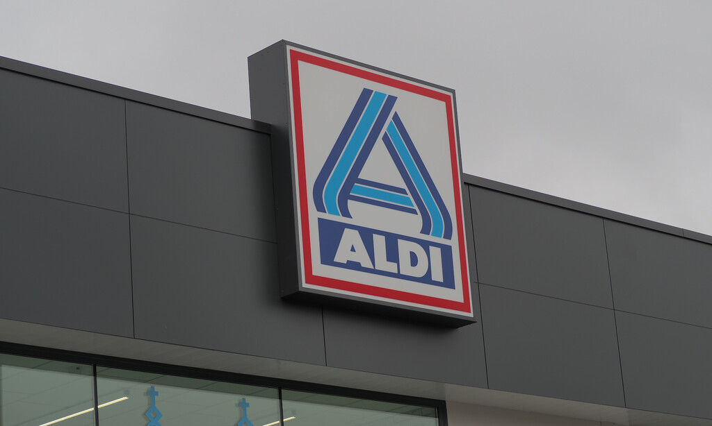 El sábado 15 de noviembre llega a Aldi la guirnalda solar LED para iluminar tu terraza o balcón en Navidad: cuesta menos de 8 euros 