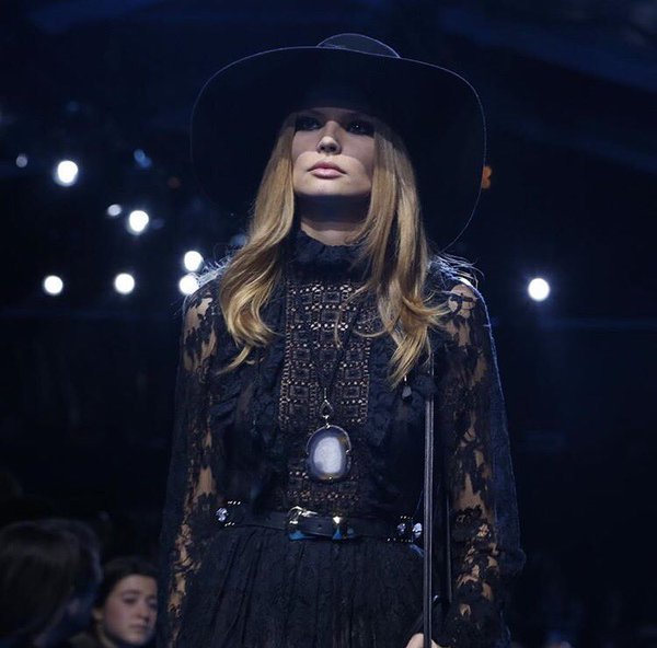 Foto de Elie Saab nos presenta su lado bohemio más rockero en su desfile Otoño-Invierno 2016/2017 ¡Amor puro! (3/10)