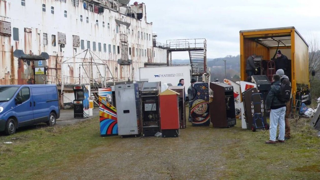 El grupo de coleccionistas que descubrió y recuperó más de 50 máquinas recreativas que fueron abandonadas hace décadas en un barco El grupo de coleccionistas que descubrió y recuperó más de 50 máquinas recreativas que fueron abandonadas hace décadas en un barco