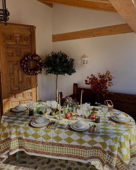 Una Mesa Diferente Para El Dia De Navidad Decorada Con Membrillos Granadas Y Pequenos Centros