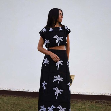Women'secret  y el bolso de flecos negro de rafia que eleva cualquier look de noche