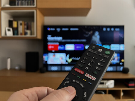 Así "he añadido" un botón para ver Disney+, HBO Max... o cualquier otra plataforma en el mando a distancia de mi Smart TV