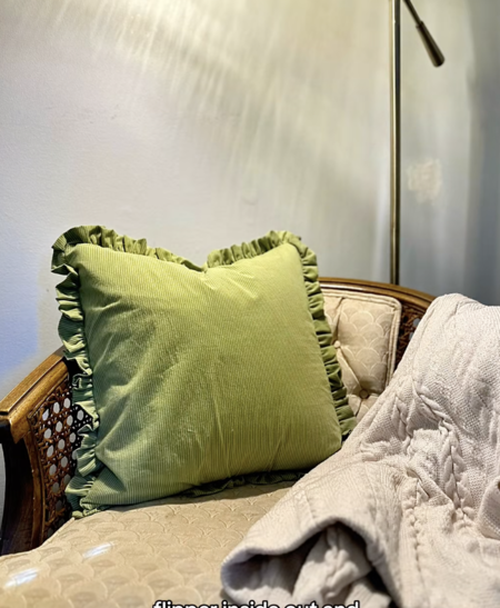 Un cojín hecho con tela de camisa.