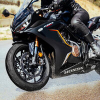 No solo en MotoGP hay que calentar los neumáticos. Hacerlo bien en carretera puede marcar la diferencia, y hay un truco para saber si lo estás haciendo bien 