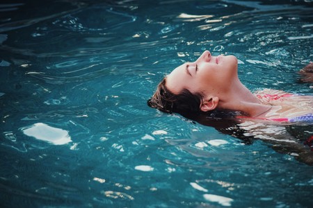 ¡Embarazadas al agua! Qué precauciones tener en la playa y en la piscina