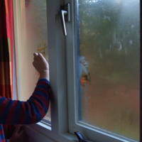 Así reciclo las bolas de gel que vienen en los regalos de Navidad: es el mejor truco para usar en las ventanas