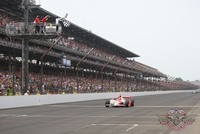 Helio Castroneves vence en la Indy 500